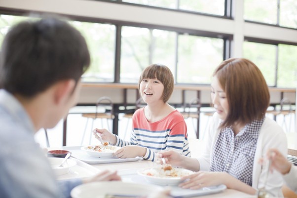食堂での食事イメージ